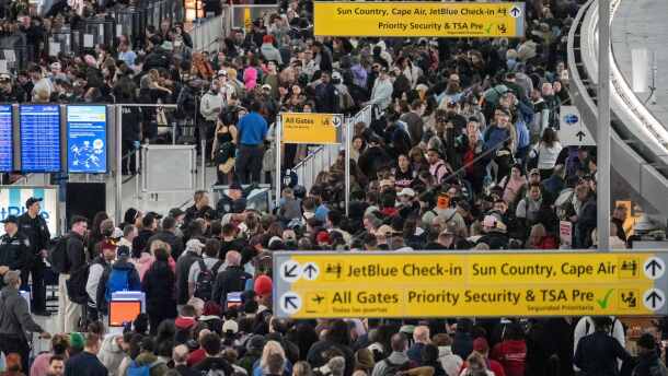 People wait in a TSA line at the John F. Kennedy International Airport, Sunday, March 22, 2026, in New York. (AP Photo/Yuki Iwamura)