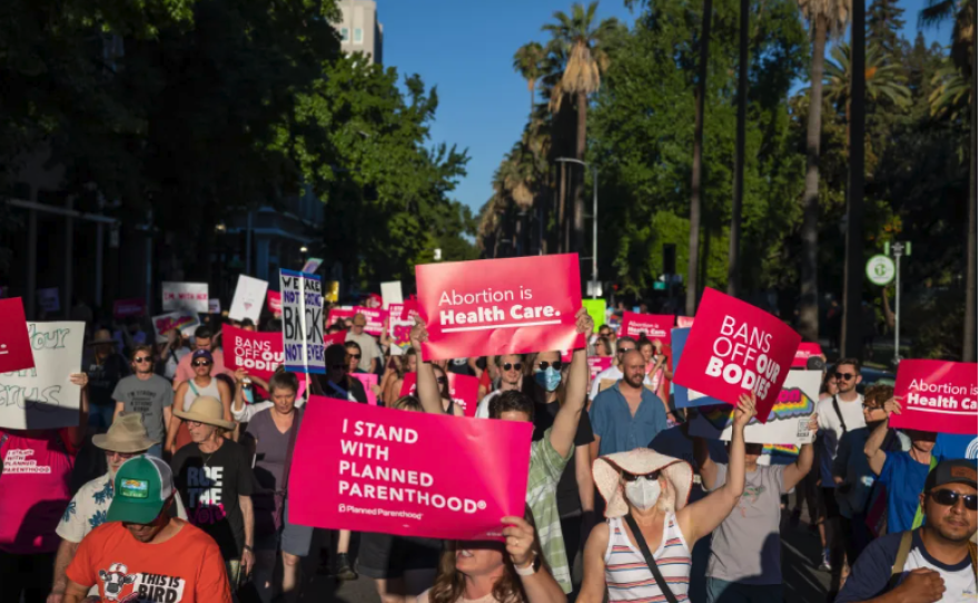 Los partidarios del derecho al aborto marcharon en protesta por un fallo de la Corte Suprema que anuló el caso Roe vs. Wade, en Sacramento, el 25 de junio de 2022. Foto de Miguel Gutiérrez Jr., CalMatters