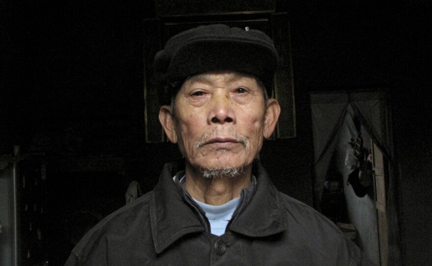 The brother and grandmother of Shu Qingfa died in the famine. In this village, most of the inhabitants share a single surname, Shu.