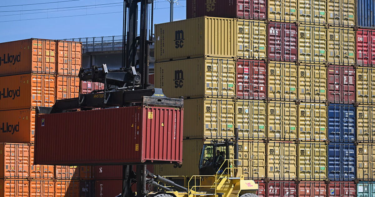 Hours after U.S. imposes tariffs, Canada says it'll strike back starting Sept. 8