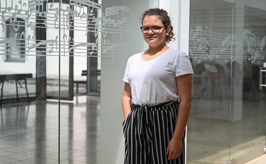 Elisabeth Wühl used to sing with her twin brother but had to attend a different school, Regensburg's College of Catholic Church Music and Musical Education, because the Regensburger Domspatzen where her brother went was boys only.