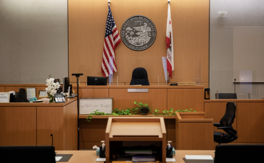 Una sala donde se llevan a cabo las audiencias de CARE Court en el Tribunal Superior del Condado de San Diego en San Diego el 9 de octubre de 2023. Foto de Adriana Heldiz, CalMatters