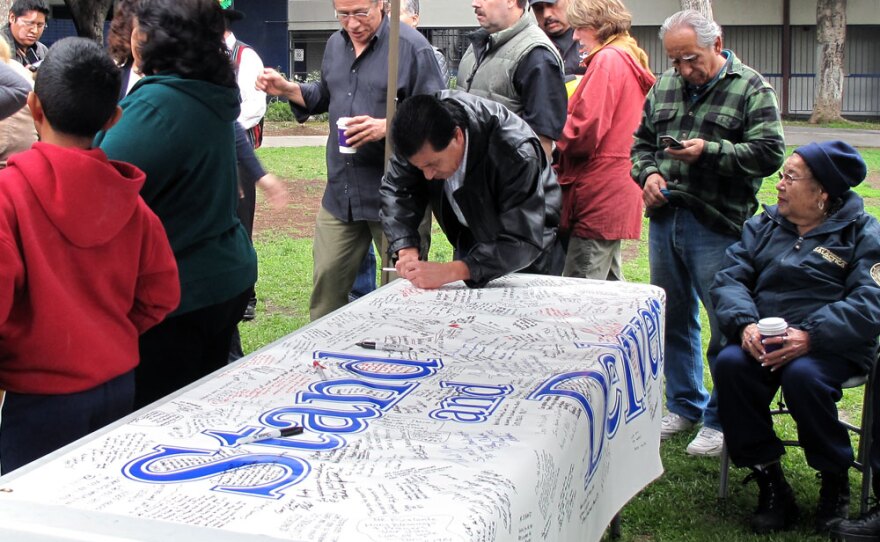 At the Garfield fundraiser, former students, parents and community members pen fond messages to the teacher the kids nicknamed "Kimo," a play on The Lone Ranger's moniker Kemosabe.