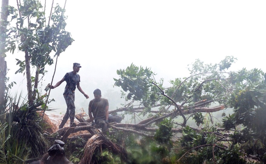 Sri Lankan military personnel engage in relief and rescue efforts Thursday in Aranayake. Heavy rains have hampered the search for survivors.