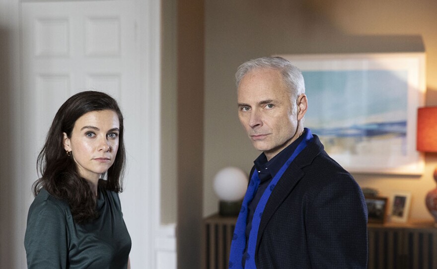 Erin (SARA VICKERS), Max (MARK BONNAR)