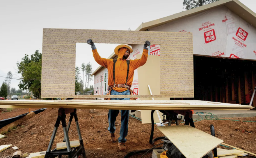 José Villanueva lleva revestimiento mientras construye una casa en Paradise el 25 de octubre de 2023. El proyecto está financiado en parte por ReCoverCA, un programa estatal que proporciona dinero para reconstruir viviendas en áreas de desastre. Foto de Noah Berger, AP Photo