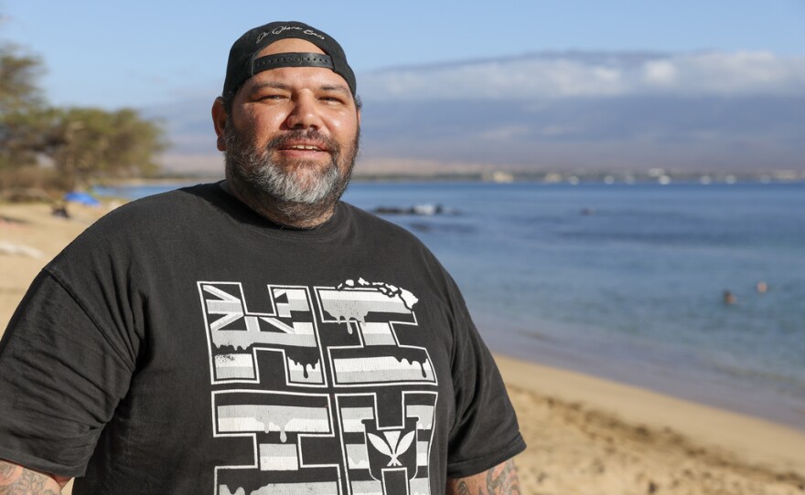Joshua Kamalo, de 43 años, en la playa de Haycraft Park, el miércoles 18 de diciembre de 2024, en Maalaea, Hawaii. (AP foto/Marco Garcia)