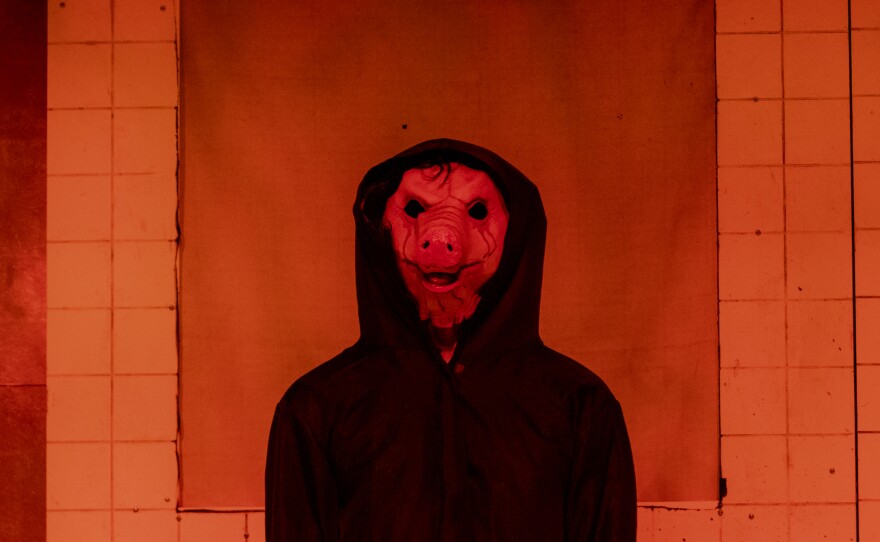 John Kramer's apprentices, who help him set up traps for victims, wear pig masks to hide their identity.