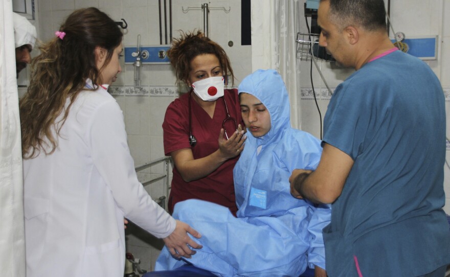 Turkish medics check a victim of alleged chemical weapons attacks in Syrian city of Idlib, at a local hospital in Reyhanli, Hatay, Turkey, April 4, 2017 . 