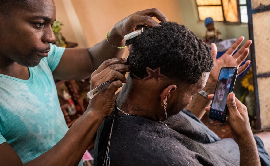 Gabriel has his hair cut in barrio Los Pocitos in Havana. He calls Yossell, his best friend, every day. He misses him terribly. For himself he hardly sees a future in Cuba, but without money, he has no possibility to migrate.
