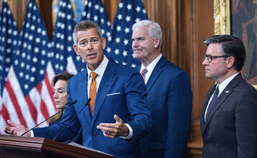 El secretario de Transporte, Sean Duffy, habla con los periodistas el día 23 del cierre gubernamental. Lo acompañan, de izquierda a derecha, la legisladora Lisa McClain (republicana por Michigan), el líder de la mayoría de la Cámara de Representantes, Tom Emmer (republicano por Minnesota), y el presidente de la Cámara de Representantes, Mike Johnson (republicano por Luisiana), en una conferencia de prensa en el Capitolio en Washington, el jueves 23 de octubre de 2025. (Foto AP/J. Scott Applewhite)