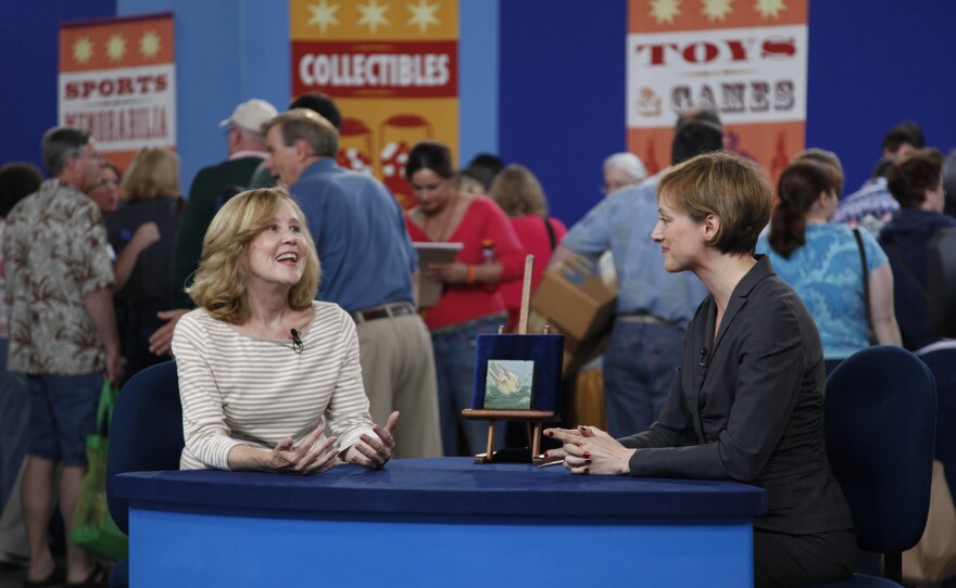 Suzanne Perrault (right) appraises a Grueby Cuenca seagull tile, ca. 1915, in Atlantic City, N.J. ANTIQUES ROADSHOW “Vintage Atlantic City, Hour 1” premieres Monday, September 23 at 8/7C PM on PBS.