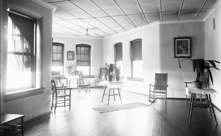 The Oaks B sitting room, pictured in 1905.