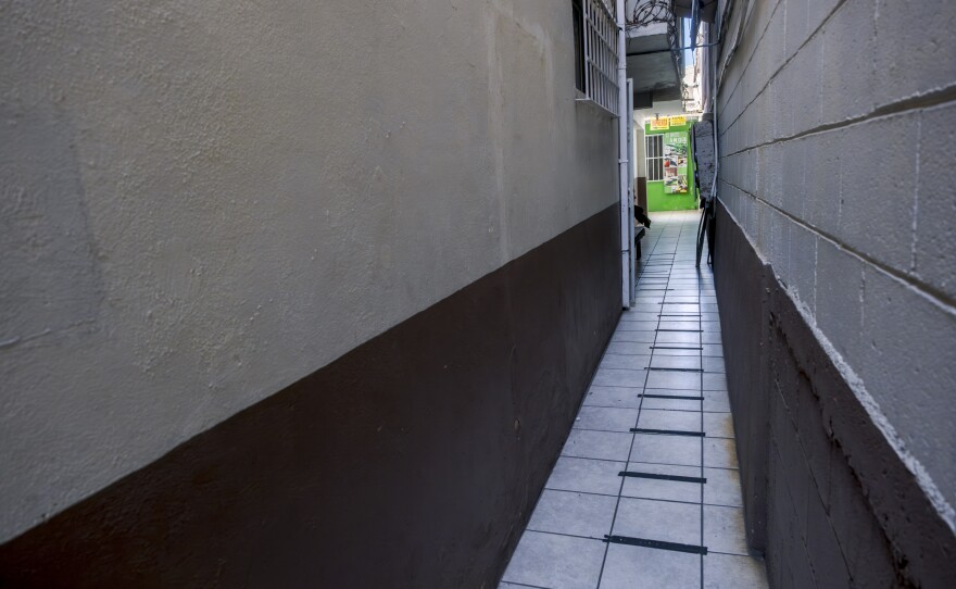 Down this alley off of Avenida Calle Niños Héroes is Libros, Café y Jazz, Oct. 18, 2024.