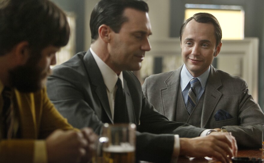 Stan Rizzo (Jay R. Ferguson), Draper and Pete Campbell (Vincent Kartheiser) talk over drinks.
