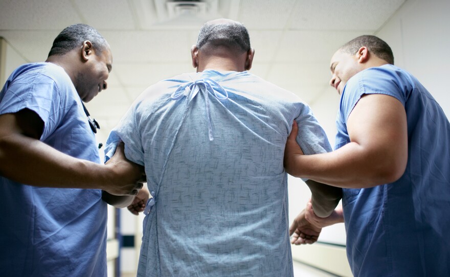 Medicaid expansion has helped low-income veterans gain health insurance, a report finds.