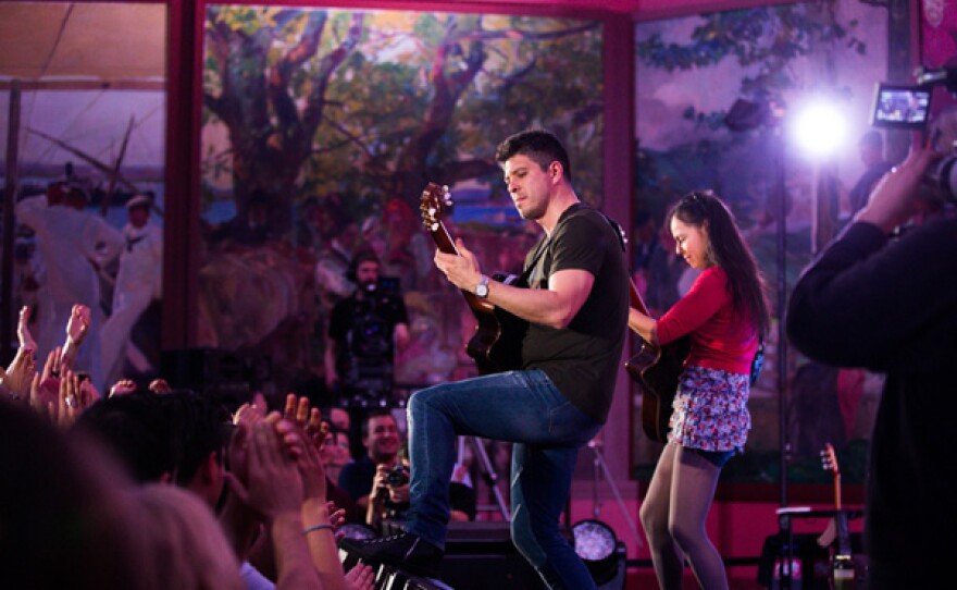 In this episode, the incomparable Mexican guitar duo Rodrigo y Gabriela play a dazzling 12-song set at the century-old Sorolla Gallery surrounded by the 14 paintings that make up Joaquin Sorolla y Bastida's masterwork "Vision of Spain."