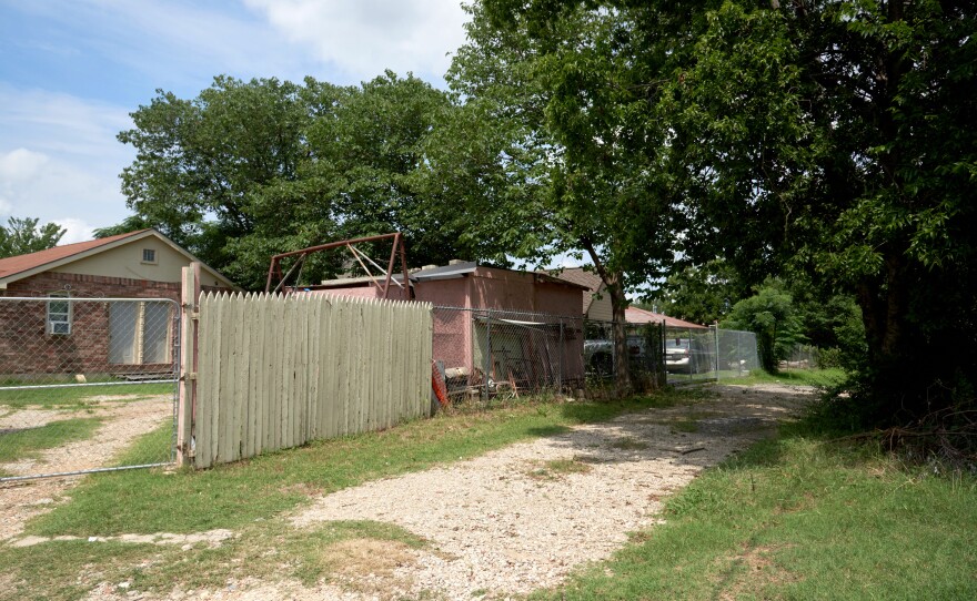 The alley where a car carrying the body of Jeffrey Young was abandoned. In 2007, a forensic visual scientist said it would be impossible for the witnesses to identify Spencer under the conditions that they were in.