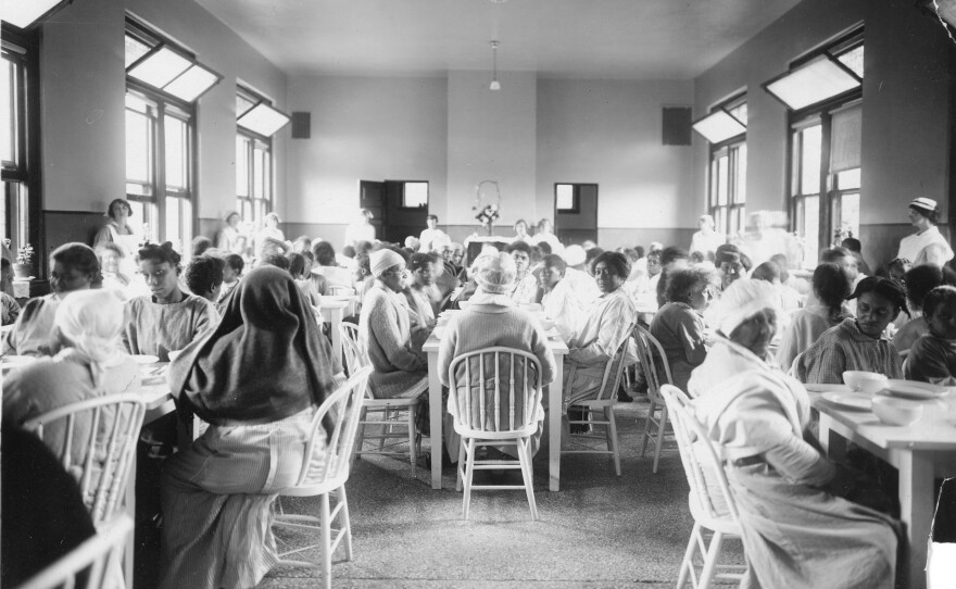 The dining hall for African-American patients, circa 1915.