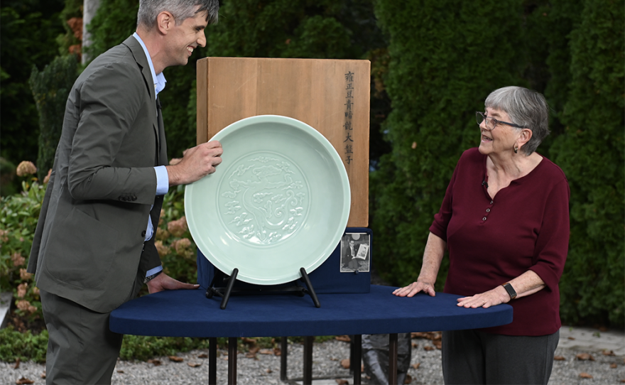 Richard Cervantes (left) appraises a Chinese imperial celadon charger, ca. 1730, in Hamilton, N.J. ANTIQUES ROADSHOW “Grounds For Sculpture, Hour 1” premieres Monday, April 11, 2022 at 8/7C PM on PBS.