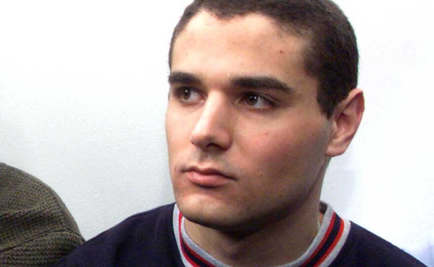 Samuel Sheinbein, 18, arrives at the Tel Aviv District Court in this March 22, 1999 file photo. He was killed in a prison shootout on Sunday after being imprisoned for 17 years.