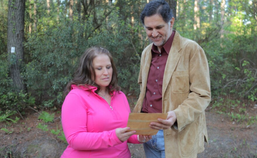 Jeanie Hans found this 1829 Bill of Sale in the attic of her grandparent’s Kansas home. She asks HISTORY DETECTIVES host Eduardo Pagán to find out more about Willoby, the 17-year old woman named in this document.