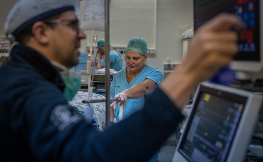 Dr. Galit Sivak (center) performs an operation at Rabin Medical Center.