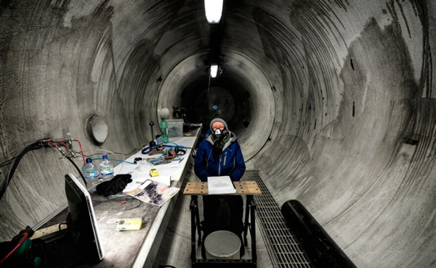 Engineer Dr. Hugh Hunt virtually ascends to 21,000 feet in a low-pressure chamber to experience the debilitating conditions suffered by the Zeppelin pilots for himself.