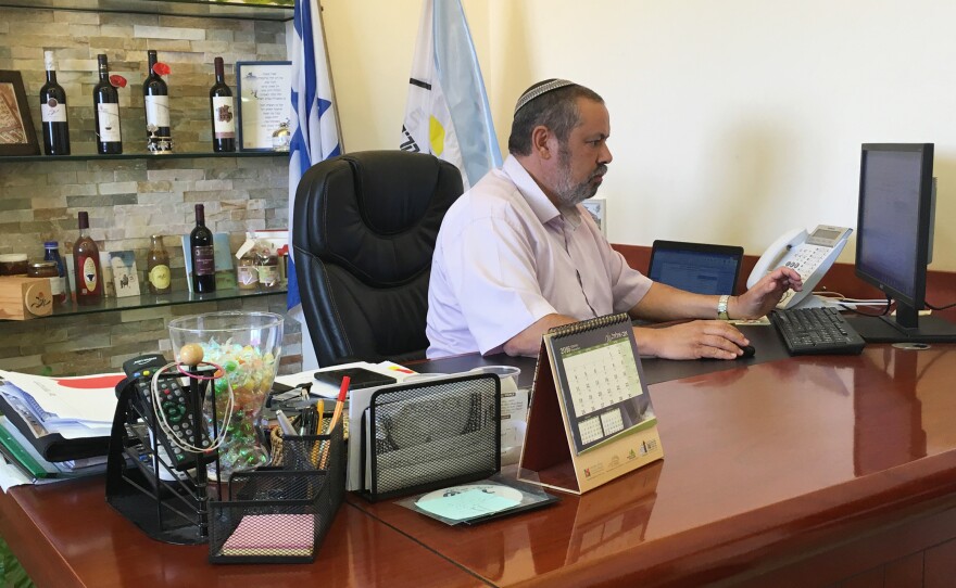 Yochai Damari, the head of a Jewish settlers' council in the West Bank, has asked Israel's government to assist a Palestinian who helped a settler family after they were shot. The Palestinian lost his job.